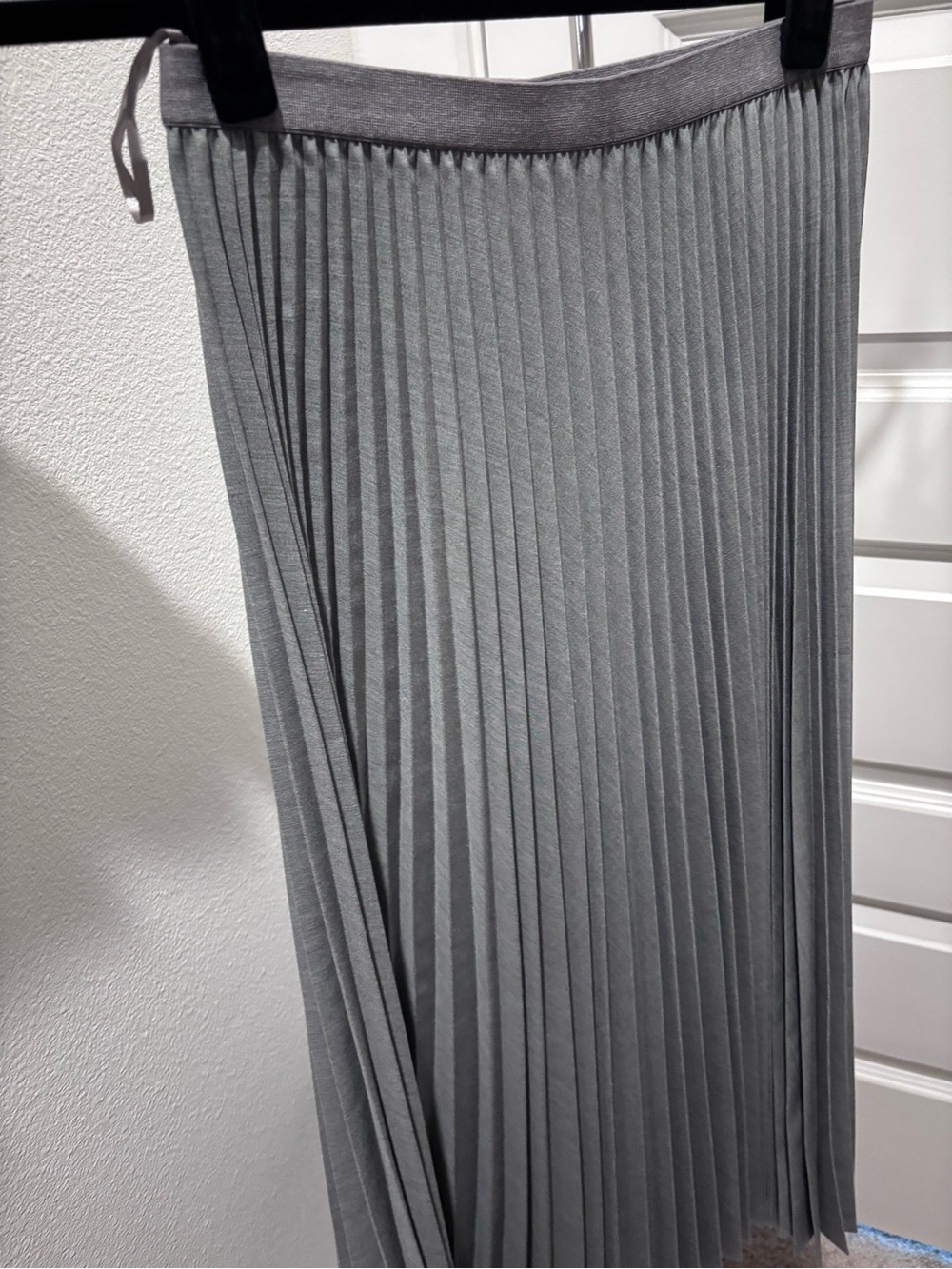 Uniqlo Gray Pleated Midi Skirt - Picture 2 of 4